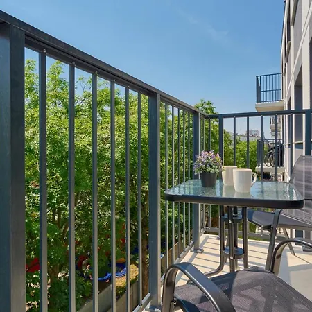 Piekna With Parking By Renters Lejlighed