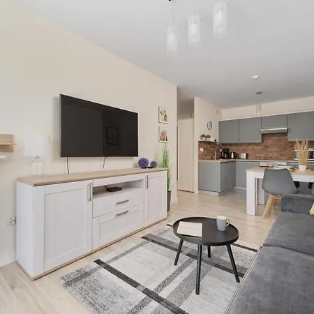 Piekna With Parking By Renters Apartamento Breslavia